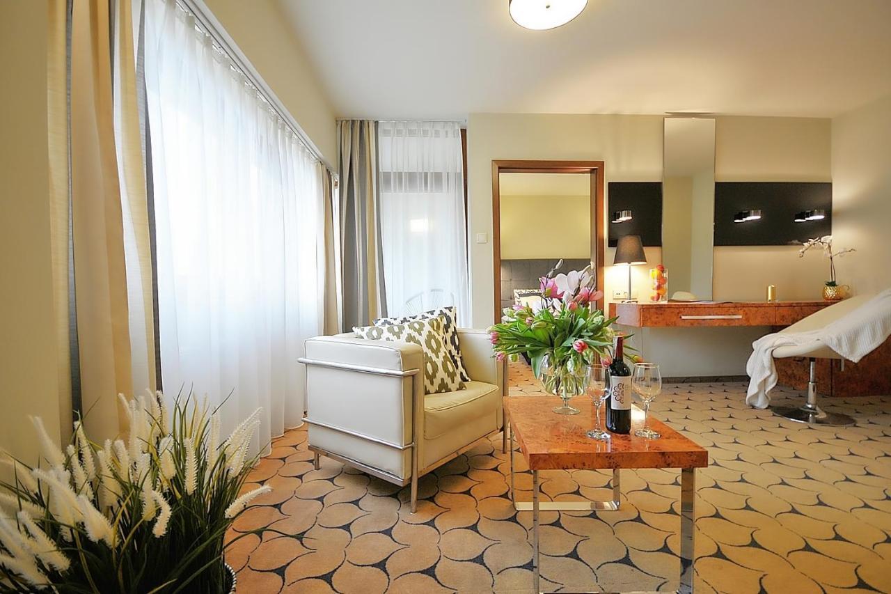 209 W Royal Tulip Przy Plazy Dobruk Apartment