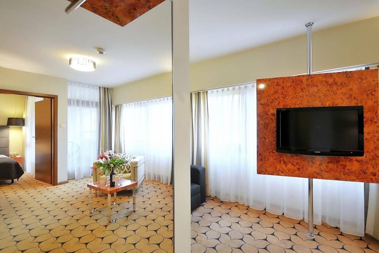 209 W Royal Tulip Przy Plazy Dobruk Apartment *